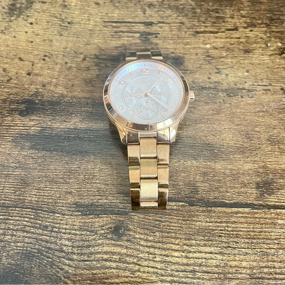 Michael Kors Runway MK6589 100mm Watch - Picture 2 of 7
